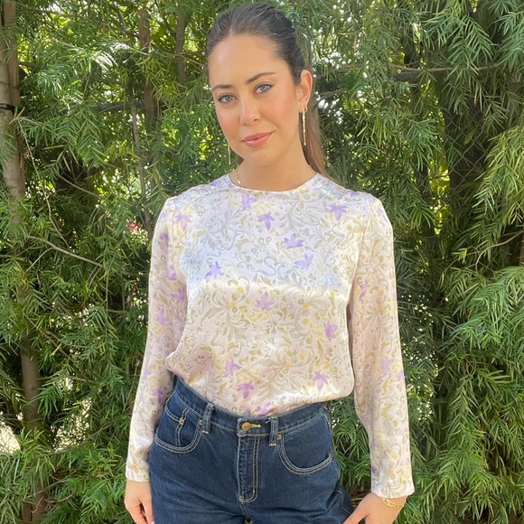 Vintage premiere of California silk blouse
Has shoulder pads // fits sz s-m - Picture 1 of 4